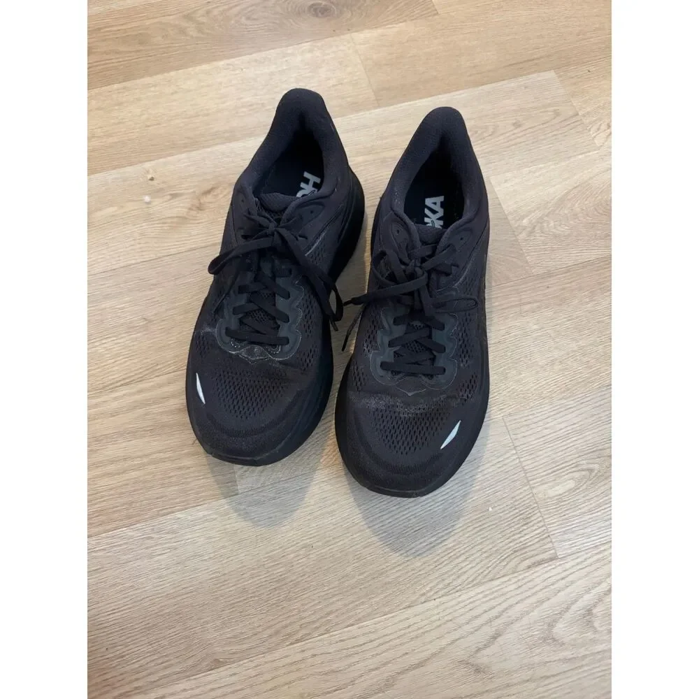 Hoka One One all black